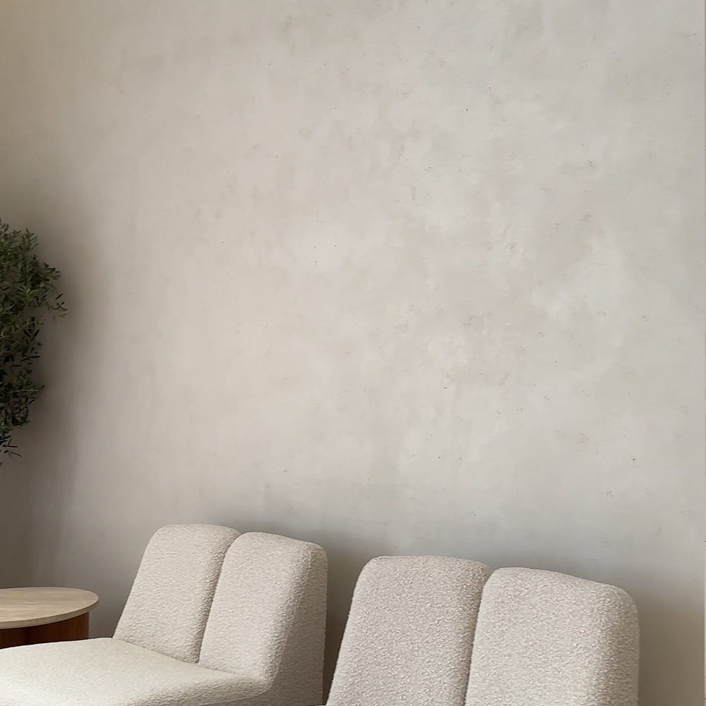 Seamless wall-to-ceiling decorative paint transition