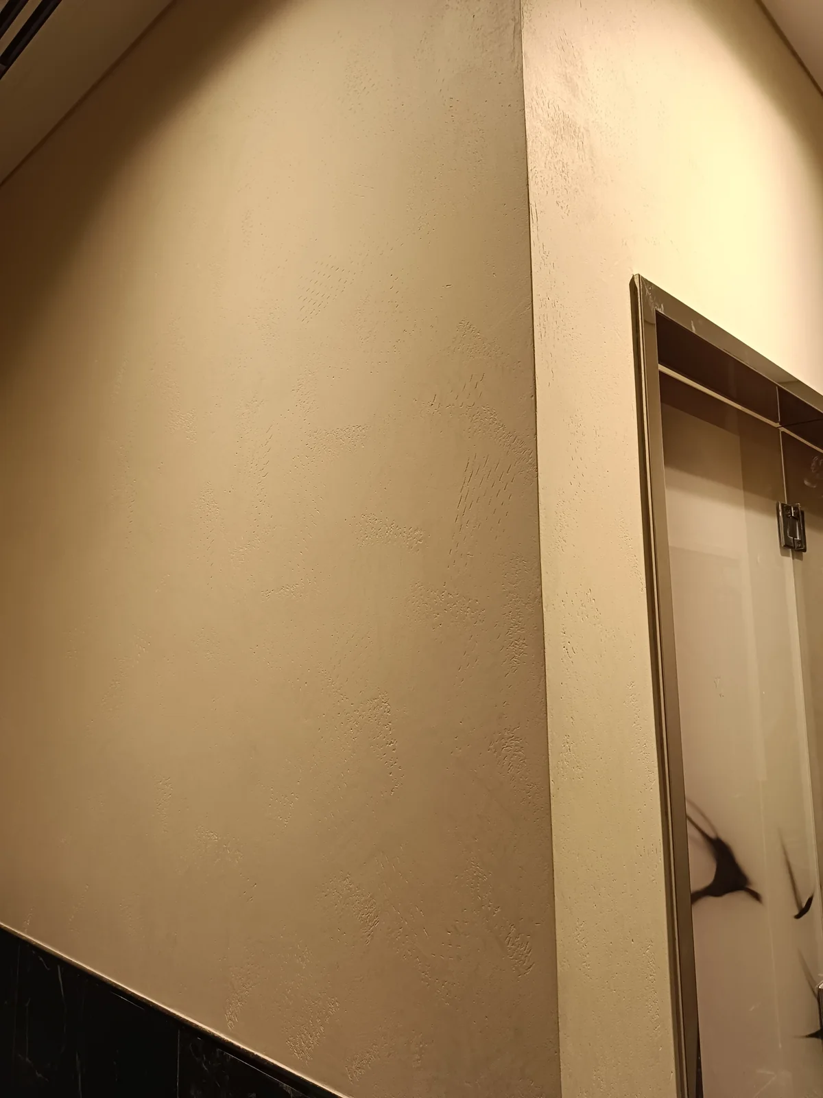Warm plaster finish around a doorway