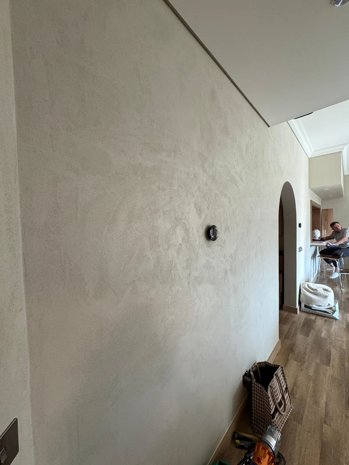 Continuous mineral character along an interior wall