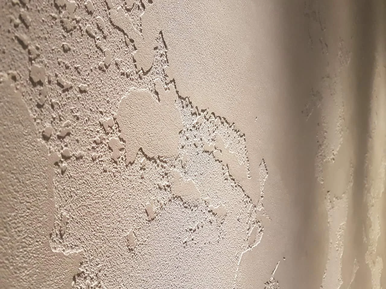 Crater texture with raised edges and fine recesses