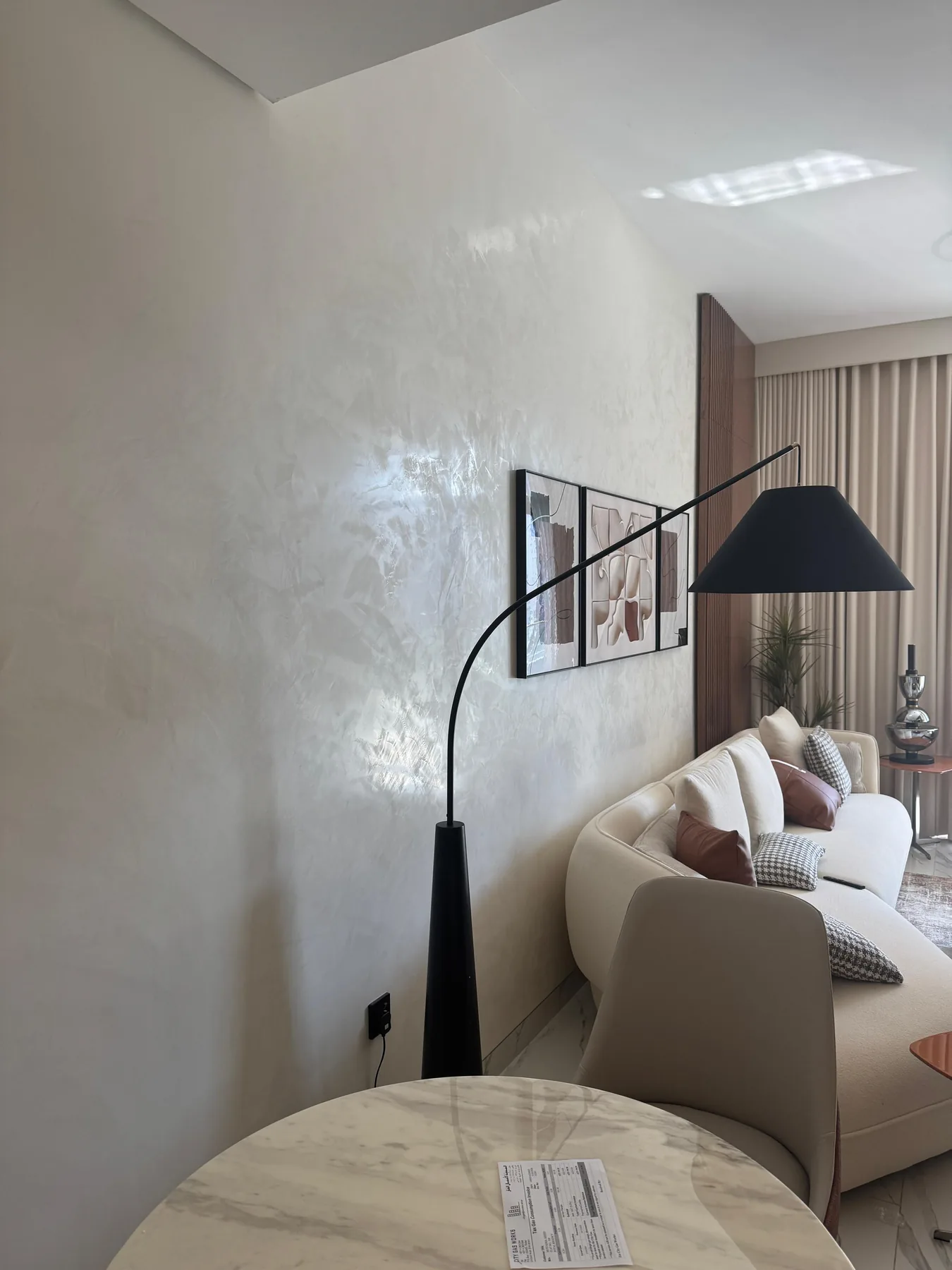 Light-responsive decorative wall finish in a contemporary living room