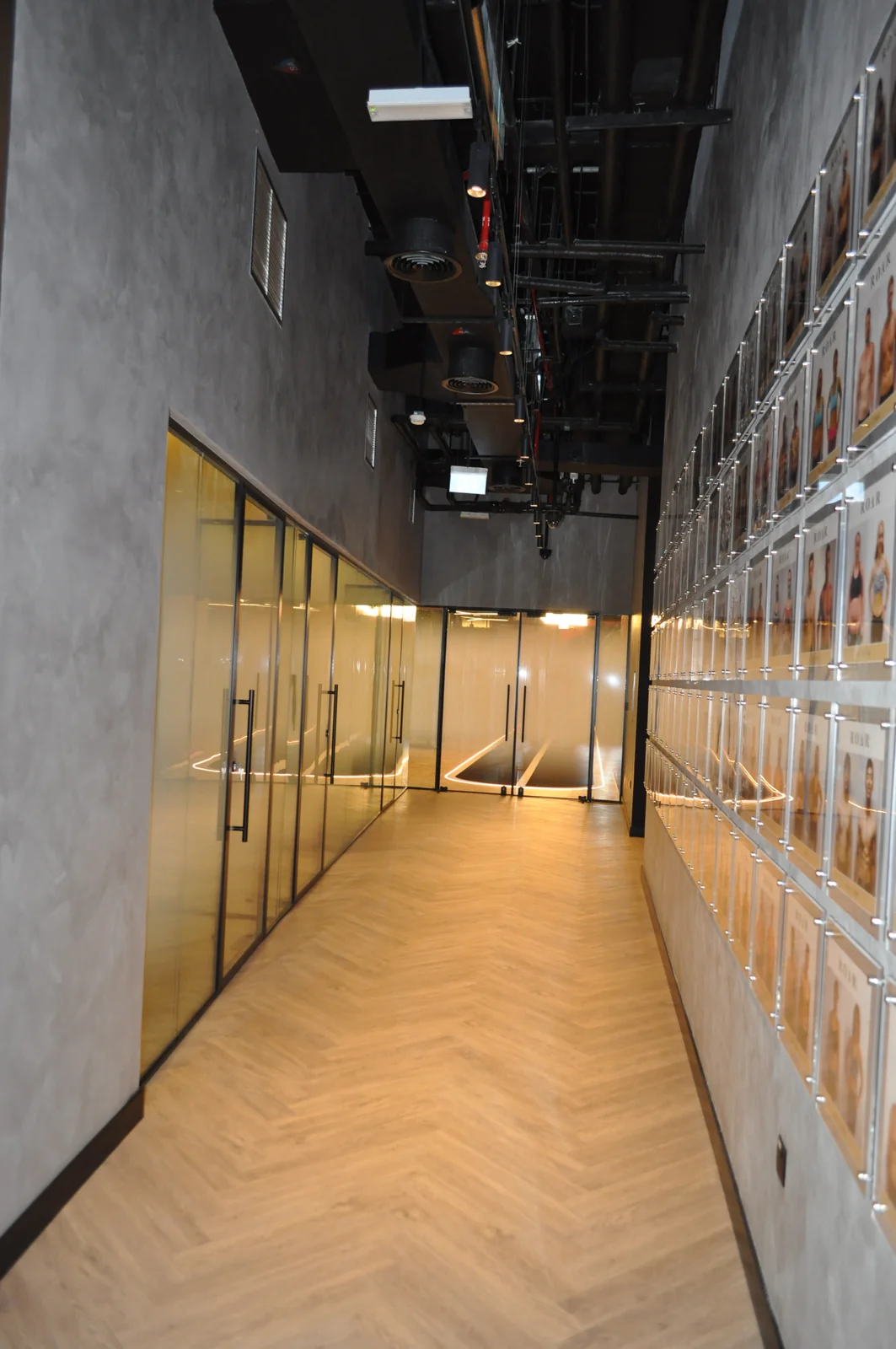 Grey wall finish in a contemporary fitness interior
