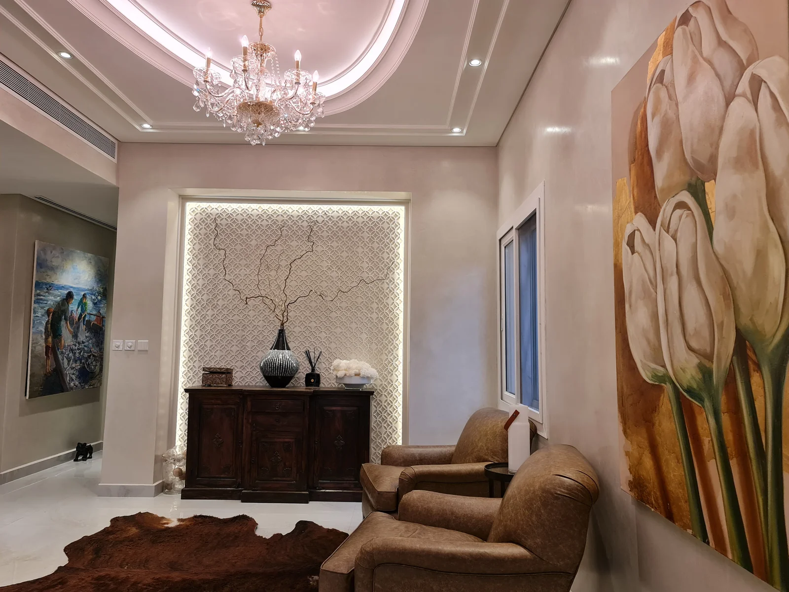 Warm Marmorino walls in a villa living room