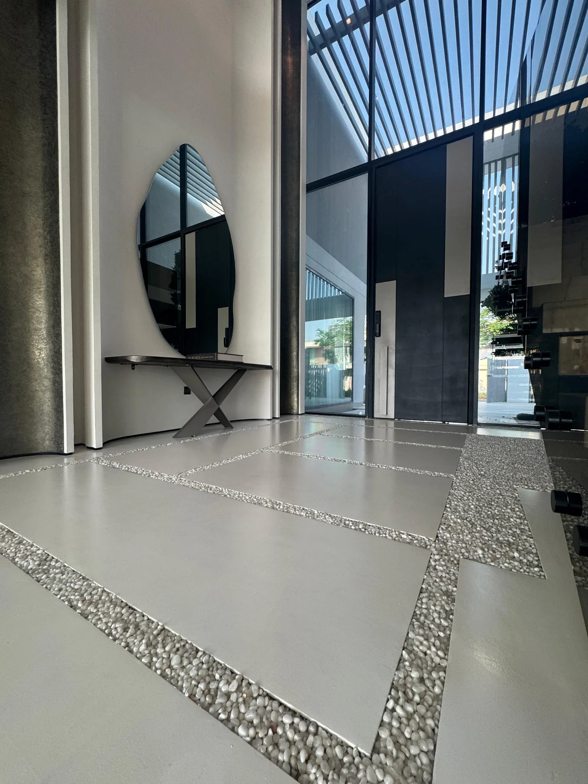 Microcement floor with contrasting inset detailing