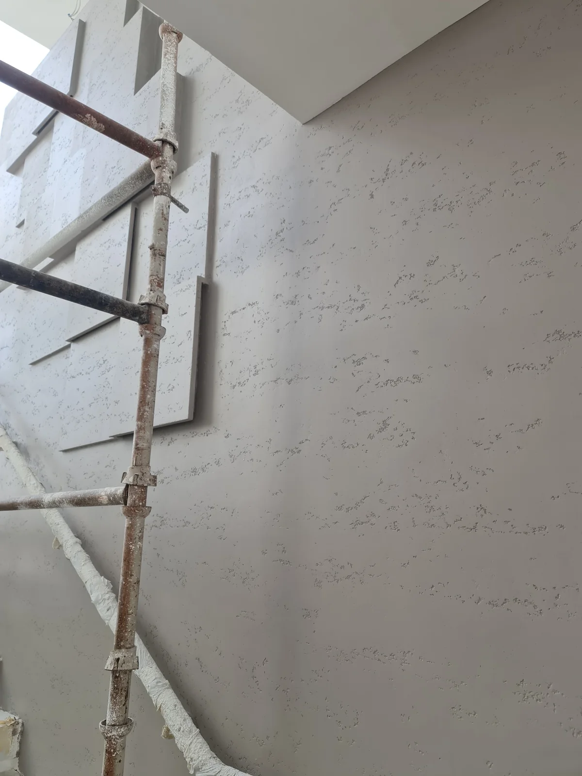 Travertine-effect texture during wall installation