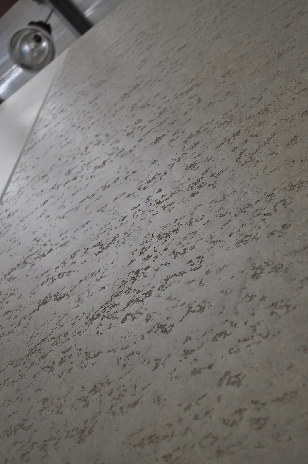 Close-up of the pitted travertine-effect surface