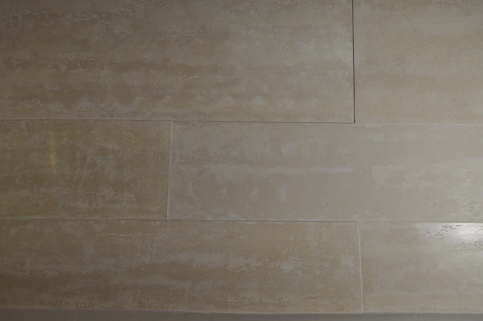 Travertine-effect finish with horizontal grooves and tonal layers