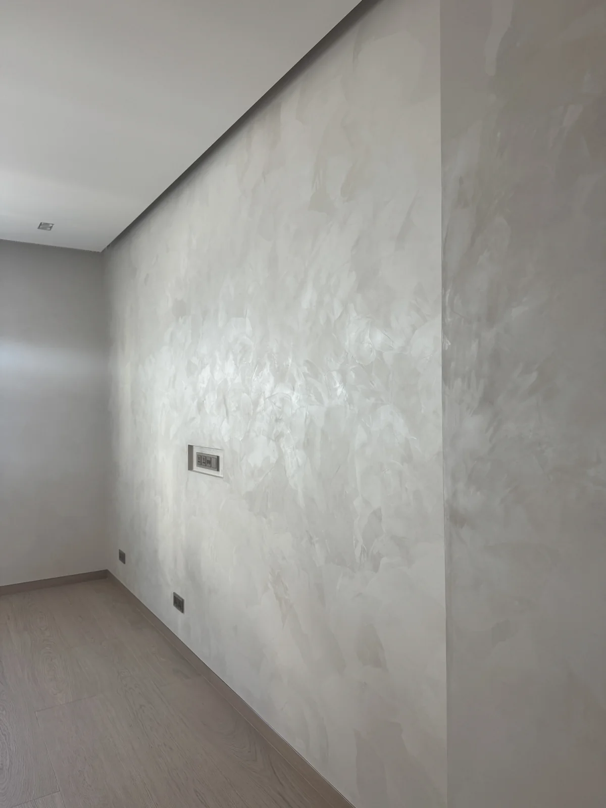Soft lustre and movement at a wall corner