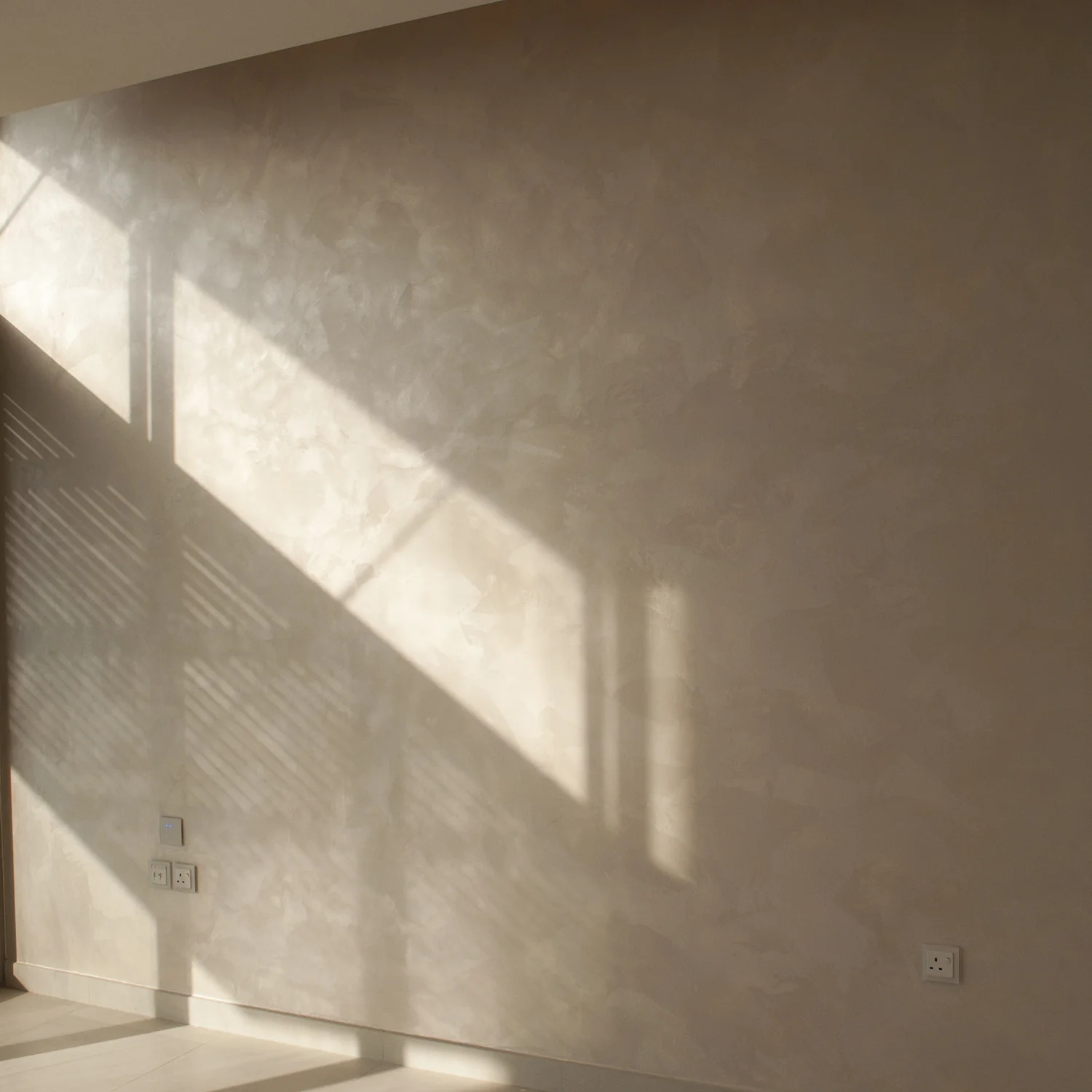 Velvet-effect surface catching natural daylight