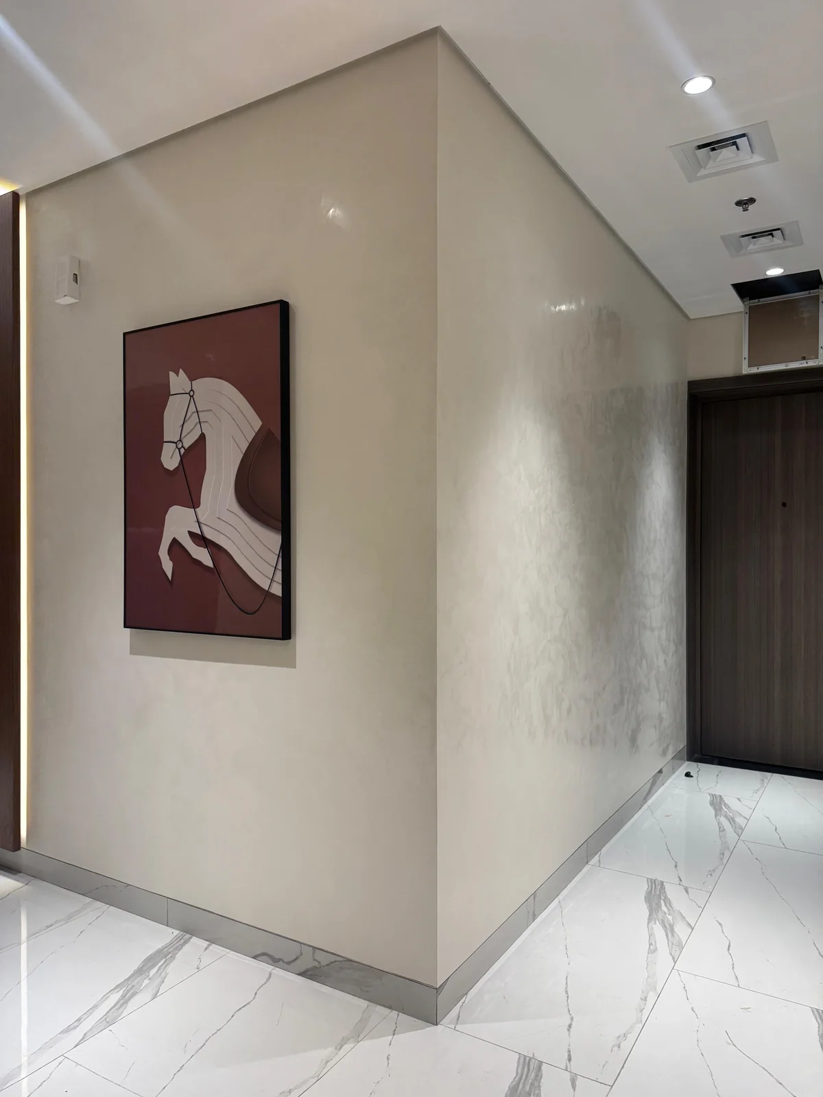 Continuous polished plaster around an interior corner